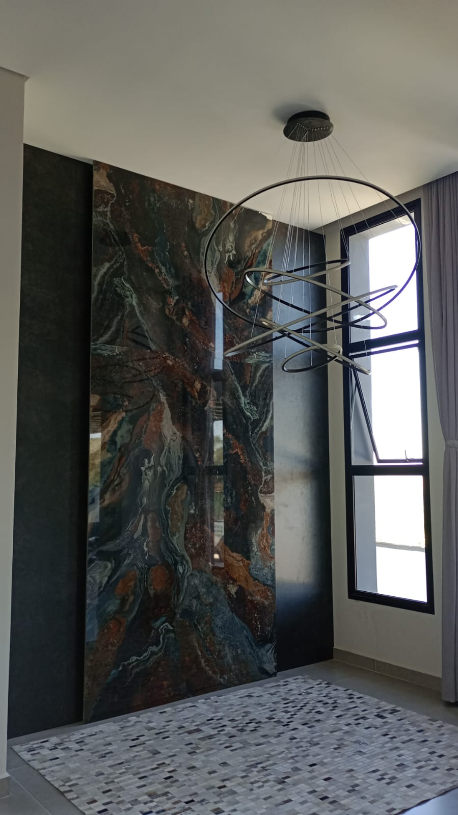 Living sob medida com painel e móveis planejados — Thor Marcenaria